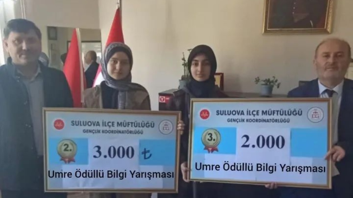 UMRE ÖDÜLLÜ BİLGİ YARIŞMASINDA İKİ ÖĞRENCİMİZ DERECE YAPTI.